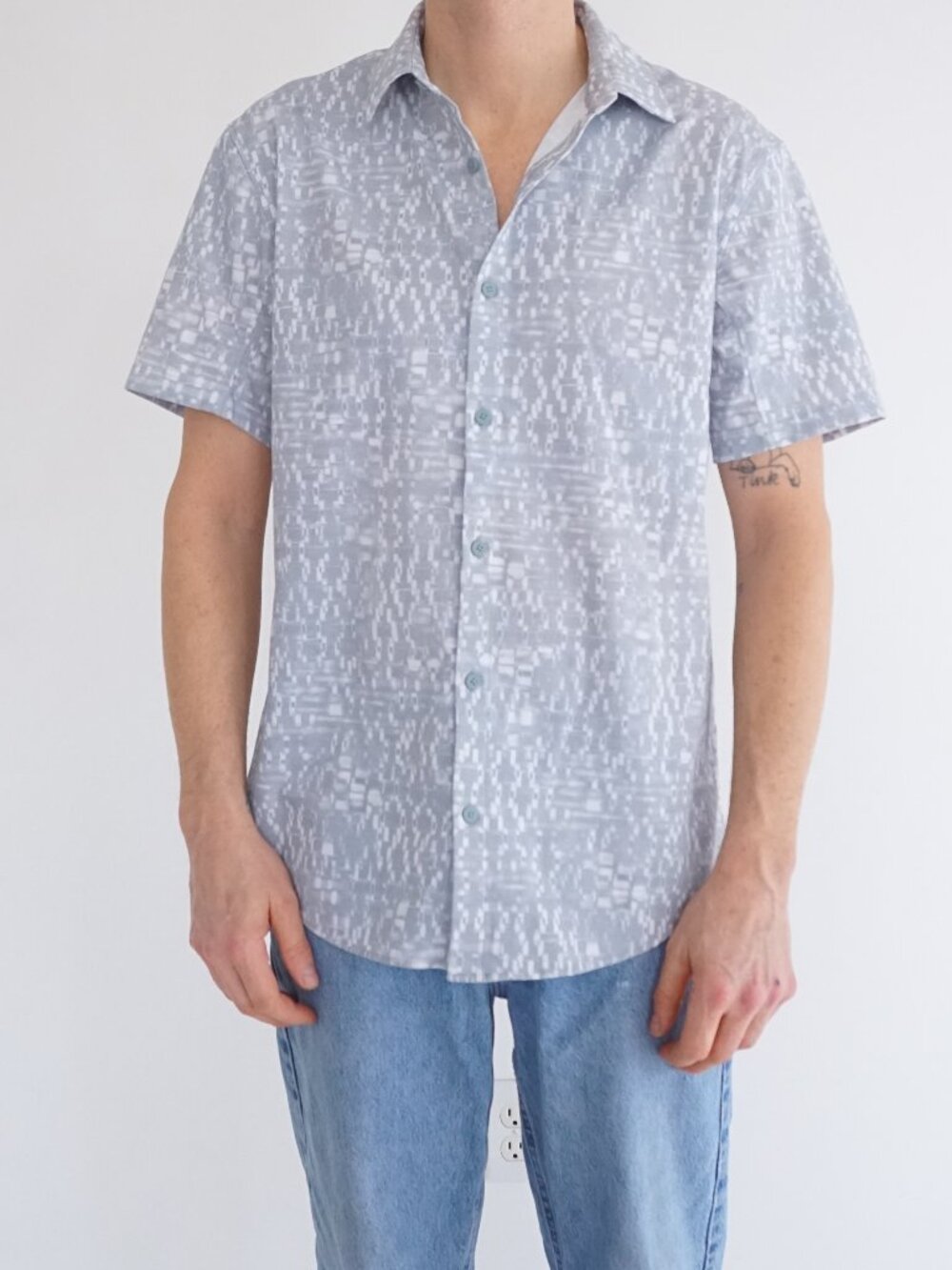 Lululemon Blue Gray Abstract Geometric Pattern Button Front Short Sleeve Shirt L